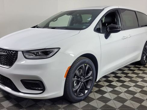 New 2026 Chrysler Pacifica Select image 3