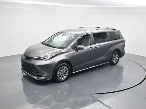 Used 2024 Toyota Sienna XLE image 41