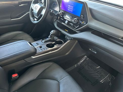 Used 2024 Toyota Highlander Limited image 19