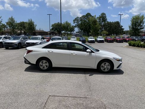 New 2026 Hyundai Elantra SE FWD image 9