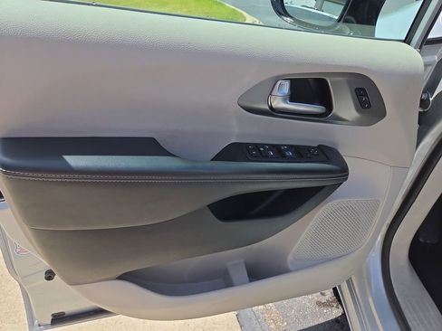 Used 2024 Chrysler Pacifica Touring-L FWD image 52