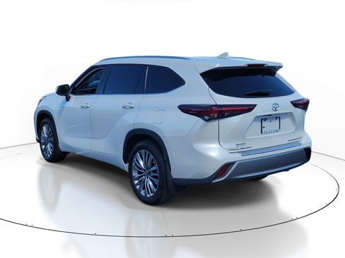 Used 2026 Toyota Highlander Platinum AWD/4WD image 4