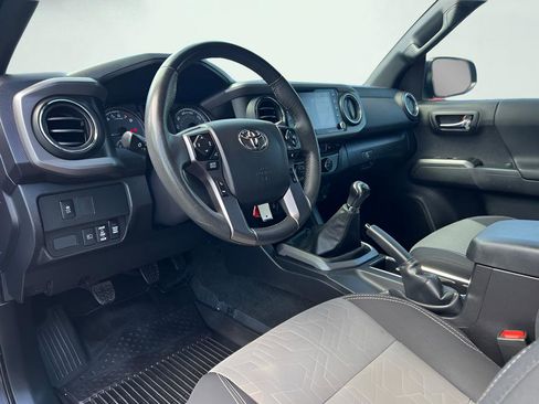Used 2022 Toyota Tacoma TRD Sport w/ TRD Premium Sport Package AWD/4WD image 27