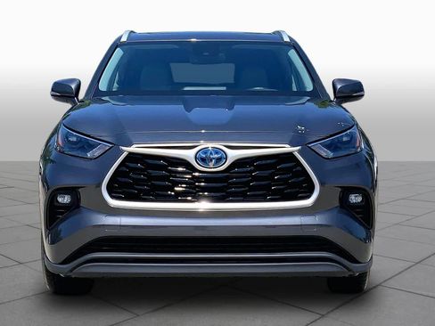 Used 2024 Toyota Highlander XLE FWD image 4