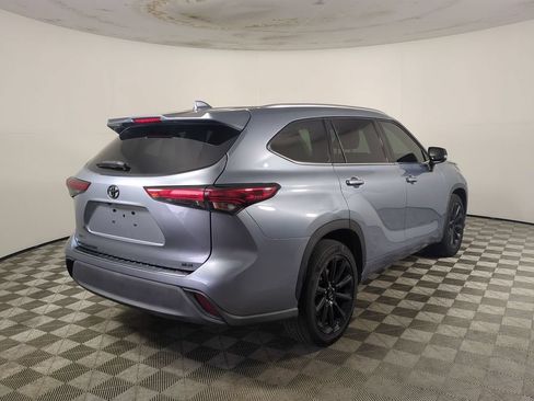 Used 2021 Toyota Highlander XLE FWD image 5
