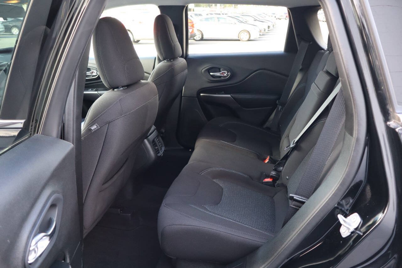 Used 2019 Jeep Cherokee Latitude w/ Popular Appearance Group AWD/4WD image 5