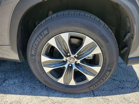 Used 2025 Toyota Highlander XLE image 31