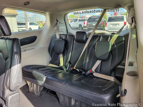 Used 2023 Chrysler Pacifica Touring-L FWD image 10
