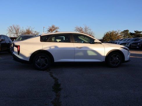 New 2025 Kia K4 LXS image 8