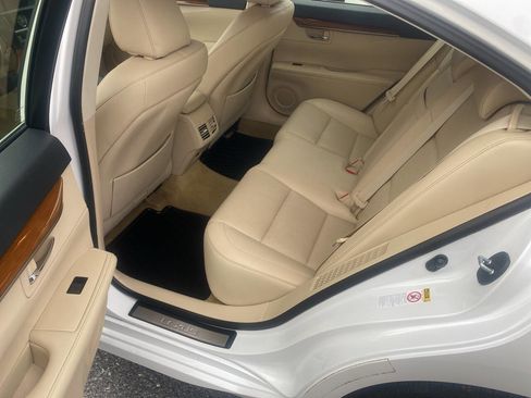 Used 2015 Lexus ES 300h image 8