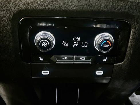 Used 2022 GMC Yukon XL SLT w/ SLT Premium Package AWD/4WD image 19