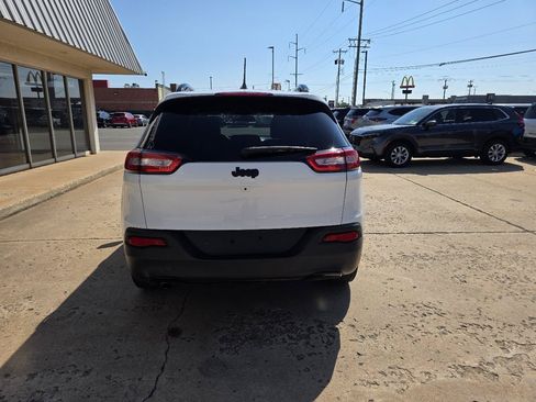 Used 2018 Jeep Cherokee Latitude w/ Altitude Package FWD image 7
