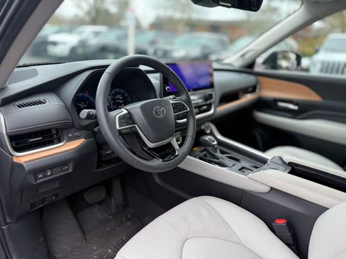 Certified 2025 Toyota Grand Highlander AWD image 14