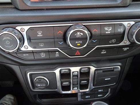 Used 2021 Jeep Wrangler Unlimited Sahara w/ Uconnect 4C Nav & Sound Group AWD/4WD image 26
