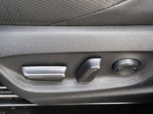 Used 2022 Toyota C-HR Limited image 31