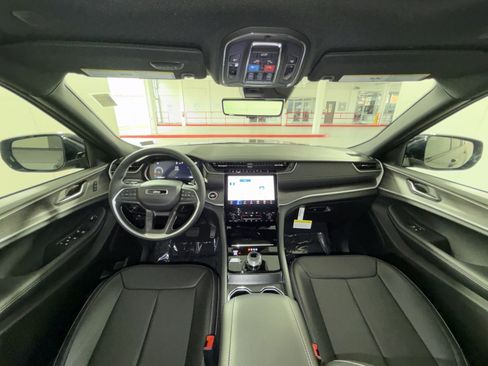 New 2025 Jeep Grand Cherokee Limited w/ Luxury Tech Group II image 23