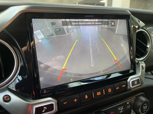 Used 2019 Jeep Wrangler Unlimited Sahara AWD/4WD image 27