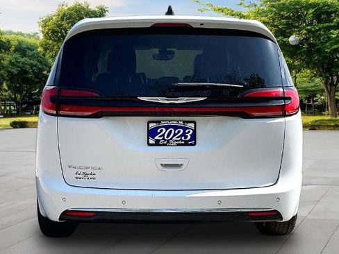 Used 2023 Chrysler Pacifica Touring-L FWD image 4