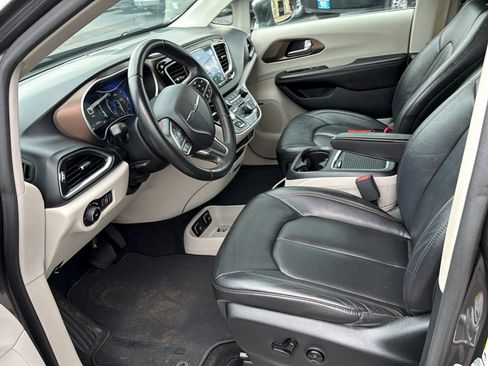 Used 2017 Chrysler Pacifica Touring-L Plus w/ Advanced Safetytec Group FWD image 14