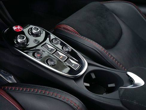 Used 2022 McLaren GT RWD image 27