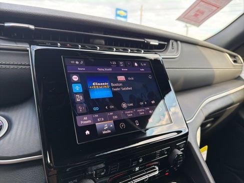 New 2025 Jeep Grand Cherokee Altitude image 18