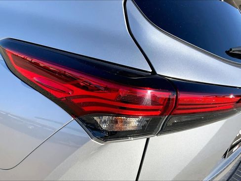 Used 2023 Toyota Highlander XLE image 27
