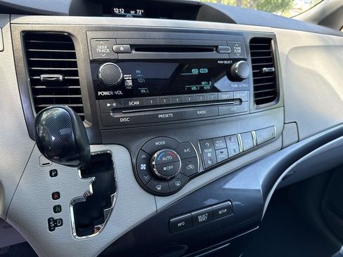 Used 2011 Toyota Sienna SE w/ Preferred Pkg FWD image 36