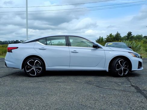 Certified 2024 Nissan Altima 2.5 SR w/ SR Premium Package AWD/4WD image 2