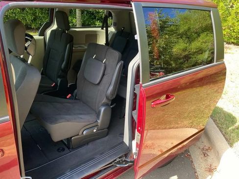 Used 2018 Dodge Grand Caravan SE w/ UConnect Hands-Free Group FWD image 11