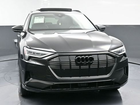 Used 2019 Audi e-tron Prestige w/ Prestige Package image 4