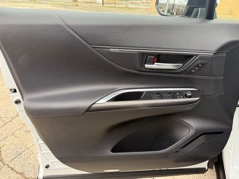 Used 2023 Toyota Venza XLE image 19