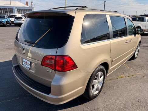 Used 2009 Volkswagen Routan SEL FWD image 5