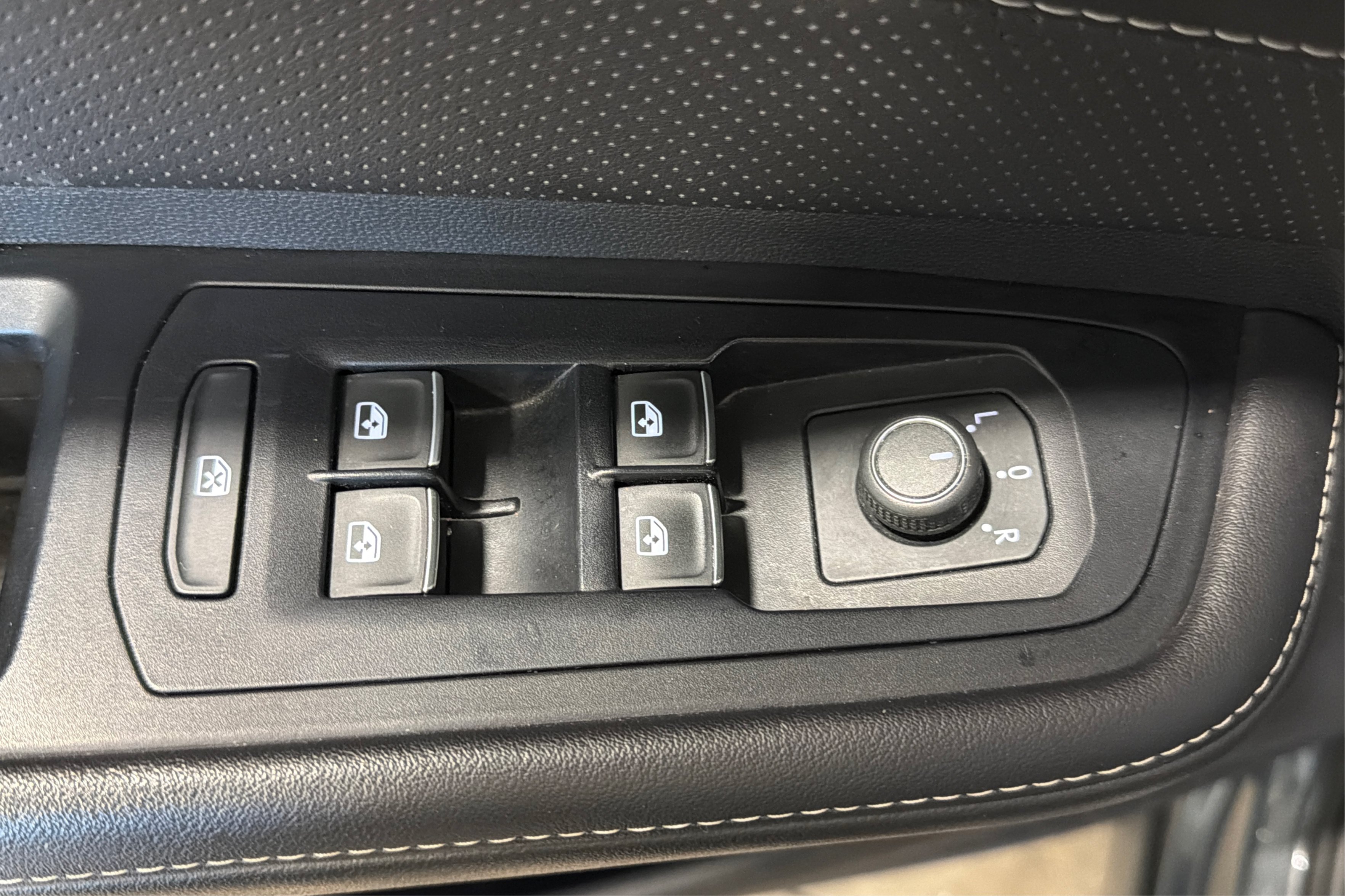 Used 2025 Volkswagen Atlas SE FWD image 16