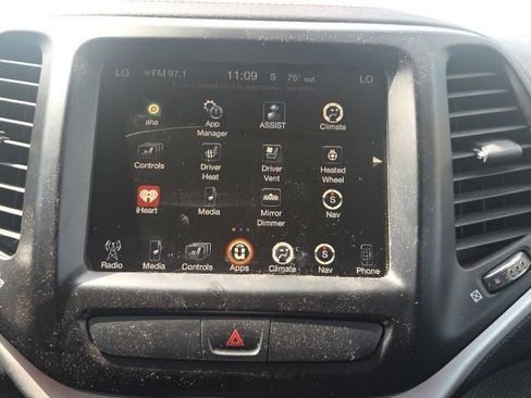 Used 2017 Jeep Cherokee Trailhawk AWD/4WD image 31