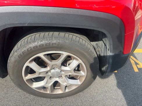 Used 2015 Jeep Renegade Latitude w/ Cold Weather Group FWD image 17