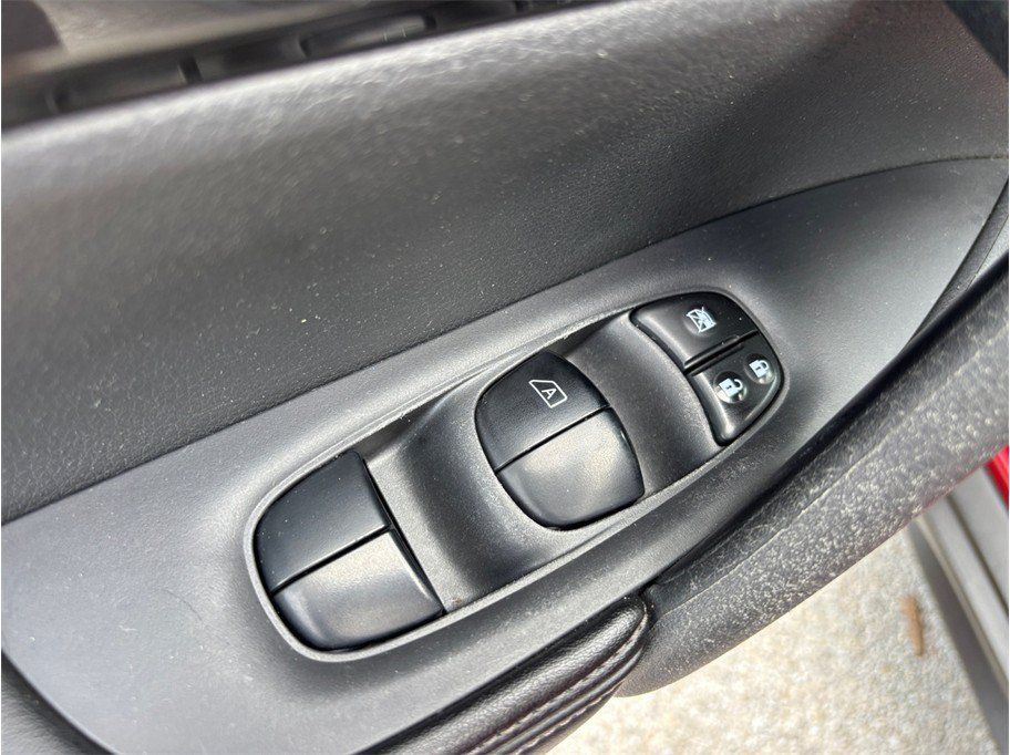Used 2018 Nissan Rogue SV FWD image 18