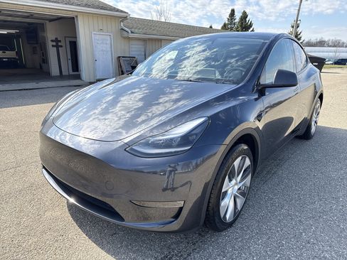 Used 2024 Tesla Model Y Long Range AWD/4WD image 14