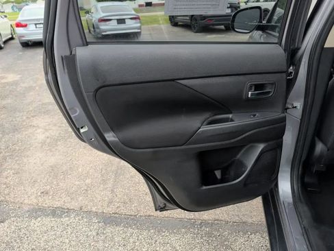 Used 2019 Mitsubishi Outlander ES FWD image 9