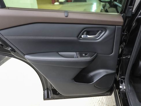 Used 2023 Nissan Rogue SV w/ SV Premium B Package image 18