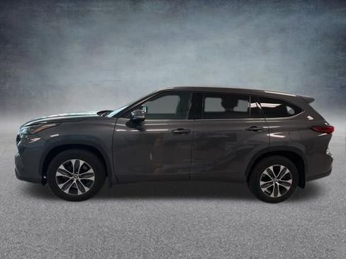 Used 2022 Toyota Highlander XLE image 11