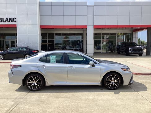Used 2024 Toyota Camry SE FWD image 8