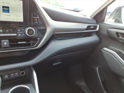 Used 2023 Toyota Highlander LE image 29