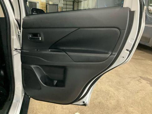 Used 2016 Mitsubishi Outlander ES image 31