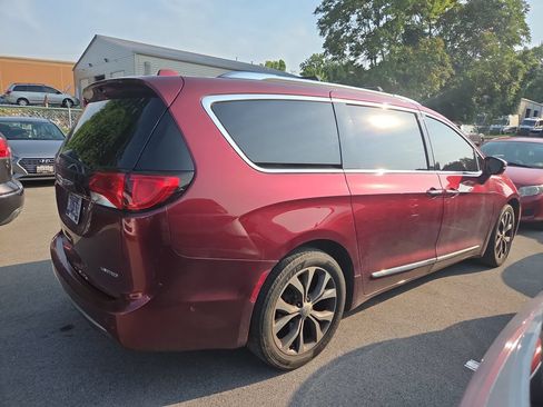 Used 2017 Chrysler Pacifica Limited w/ UConnect Theater Package FWD image 5