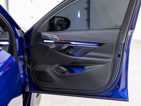 Used 2025 BMW M5 w/ Executive Package image 26