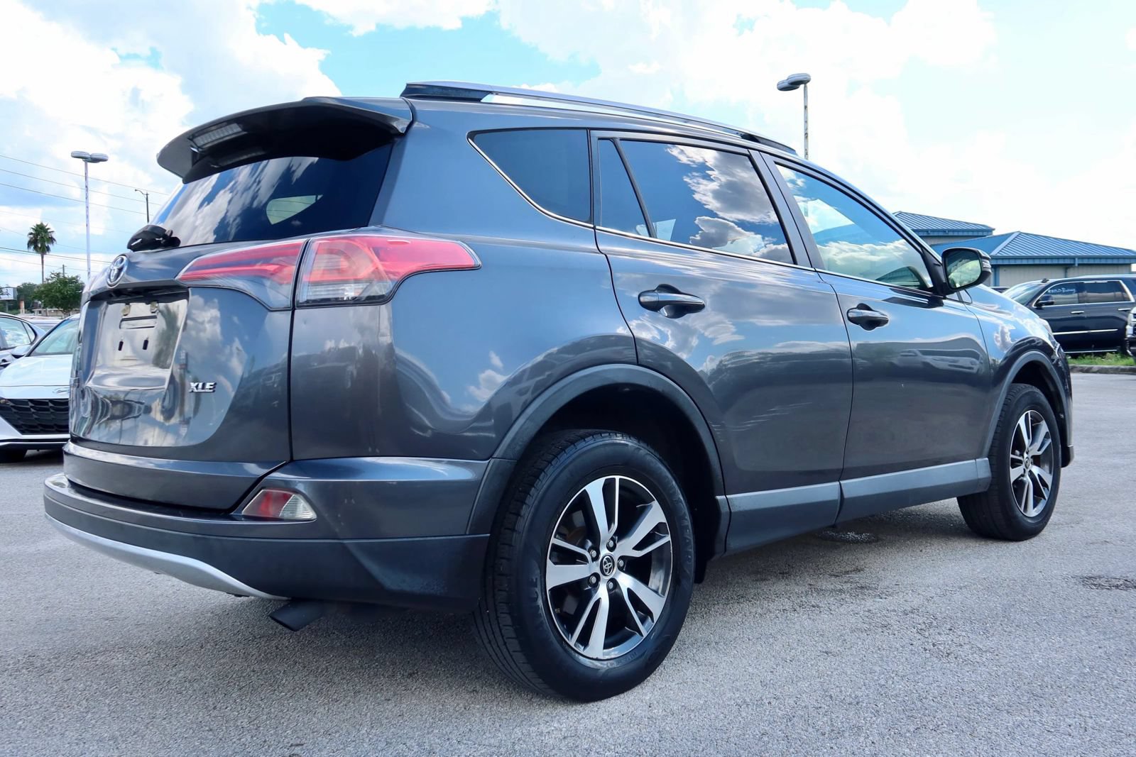 Used 2018 Toyota RAV4 XLE FWD image 2