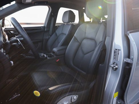 Certified 2025 Porsche Macan image 5