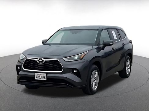 Used 2025 Toyota Highlander LE image 4