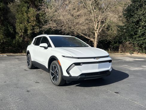 New 2026 Chevrolet Equinox EV LT AWD/4WD image 2
