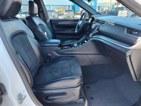 Used 2023 Jeep Grand Cherokee L Laredo image 12